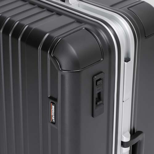 最も衝撃のかかるコーナー部分にはコーナーパッド＋強度を高めるＣ面デザインを採用。