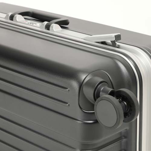 上下2か所のラッチも一度の操作でまとめて施錠・開錠が可能。