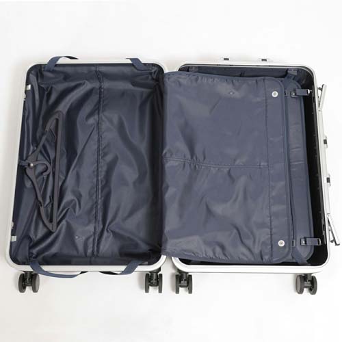 前面側メインルームにはジャケット等の収納に便利なハンガーも装備。