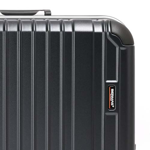 強度を高める伝統のリブデザインを採用。表面積を減らすことで傷が目立ちにくい。