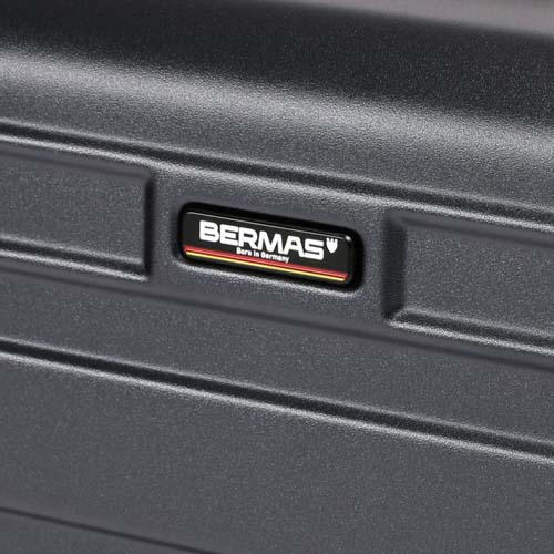 メイン素材には強度と発色の良さを兼ねそなえたポリカーボネートプラスABS素材を採用。