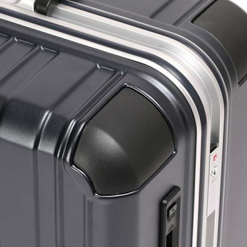 最も衝撃のかかるコーナー部分にはコーナーパッド＋強度を高めるＣ面デザインを採用。