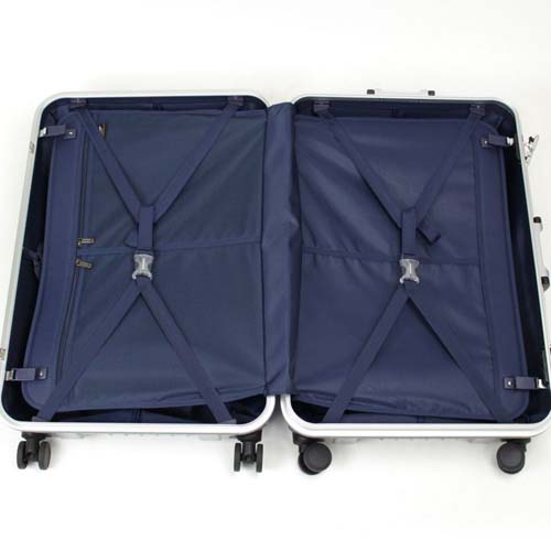 視認性をアップさせつつ上品さを表現したネイビー色の内装生地。