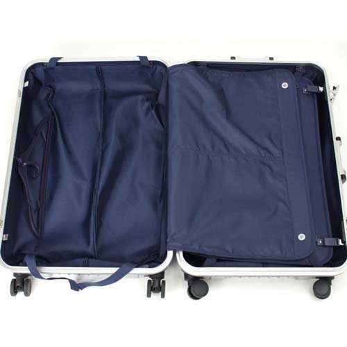 ジャケット等の収納に便利なハンガーも装備。