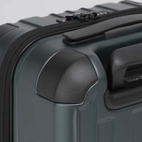 最も衝撃のかかるコーナー部分にはコーナーパッド＋強度を高めるC面デザインを採用\n※本商品はシルバーです。