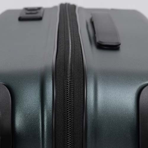 ファスナーはYKK製の「Woven in tough zipper」を採用\n※本商品はシルバーです。