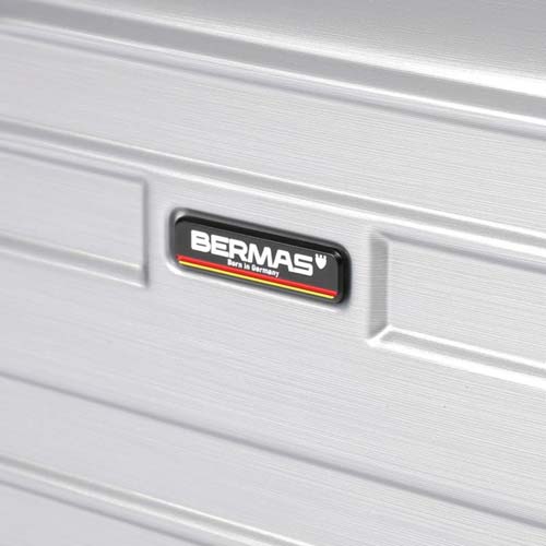 メイン素材には強度と発色の良さを兼ねそなえたポリカーボネートプラスABS素材を採用。