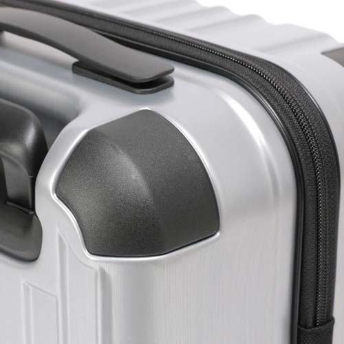 最も衝撃のかかるコーナー部分にはコーナーパッド＋強度を高めるＣ面デザインを採用。