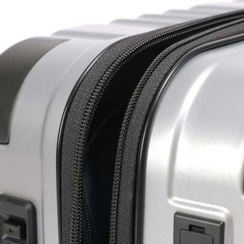 メインファスナーは通常のファスナーよりも3倍の強度を誇るYKK製のダブルコイルファスナーを採用。