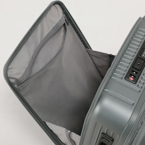 ※画像は色違いです。\nフロントポケット前面側の一面に立体的なマチ幅を保持したメッシュファスナーポケットを配置しました。