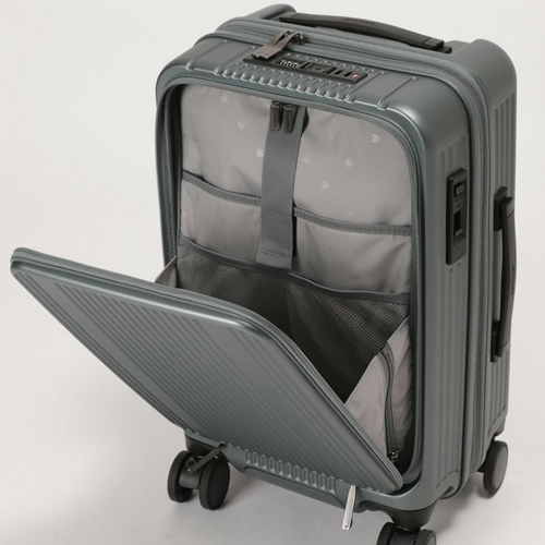 ※画像は色違いです。\nメインルームの容量を圧迫しないフラットで使いやすいフロントポケット