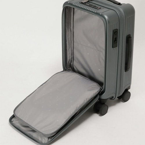 ※画像は色違いです。\nフロントポケットとメインルームの仕切りは三方がファスナーで、ファスナーを全開するとフルオープンが可能です。