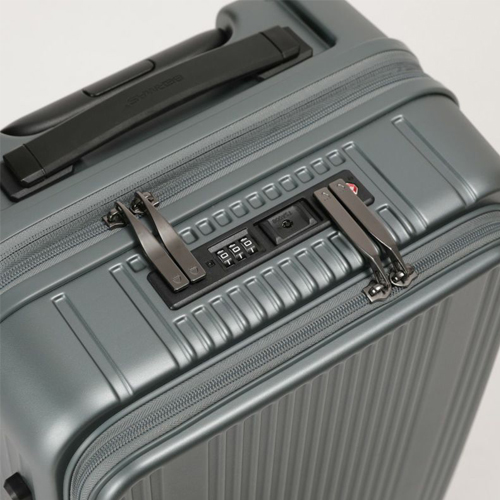 ※画像は色違いです。\nフロントポケットとメインルームを同時に施錠可能なツインロックで便利に使用できます。