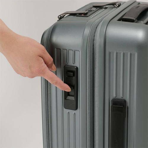 ※画像は色違いです。\n本体側面に設置されたスライドスイッチで簡単に前面側の2輪のロック、プッシュボタンでアンロックができます。