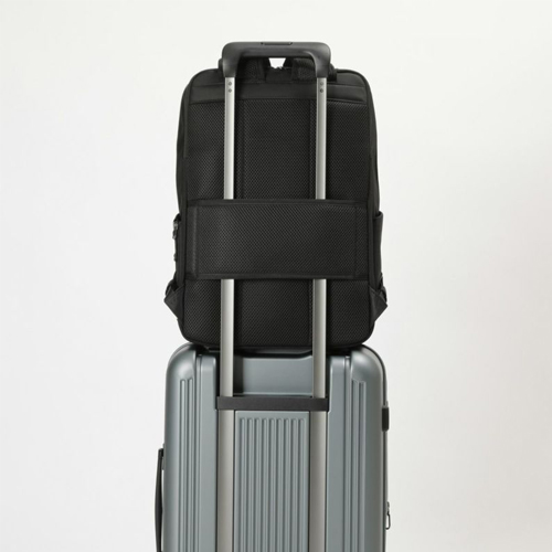 ※画像は色違いです。\nバッグをキャリーオンしやすい天面フラットデザイン。伸縮ハンドルは4段階の調節が可能です。