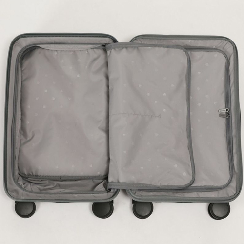 ※画像は色違いです。\nメインルーム前側はフロントポケットからアクセス可能で、内装にはラウンドファスナー付き仕切りに小物が仕分けしやすく便利なメッシュポケット×2