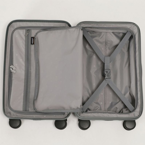 ※画像は色違いです。\nメインルーム背面側には、クロスバンドを装備。エキスパンダブル機能で、ファスナーを開けるだけでマチ幅を4cm拡大して収納力がアップ