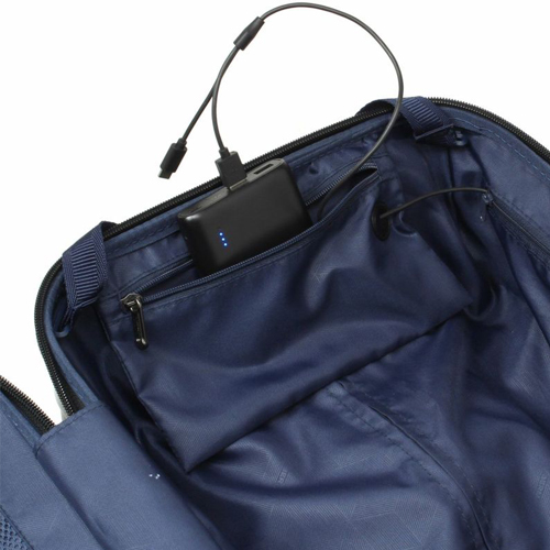 ※画像は色違いです。\nメインルーム内にモバイルバッテリーを接続しておけばスマートフォンなどモバイル機器の充電を楽に行うことができます。