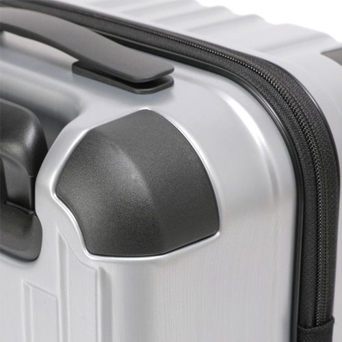 ※画像は色違いです。\n最も衝撃のかかるコーナー部分にはコーナーパッド＋強度を高めるC面デザインを採用