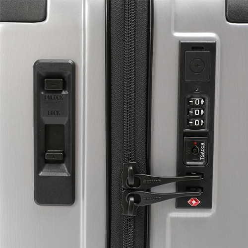 ※画像は色違いです。\n本体側面に設置されたスライドスイッチで簡単に前面側の2輪のロック・アンロックができます。