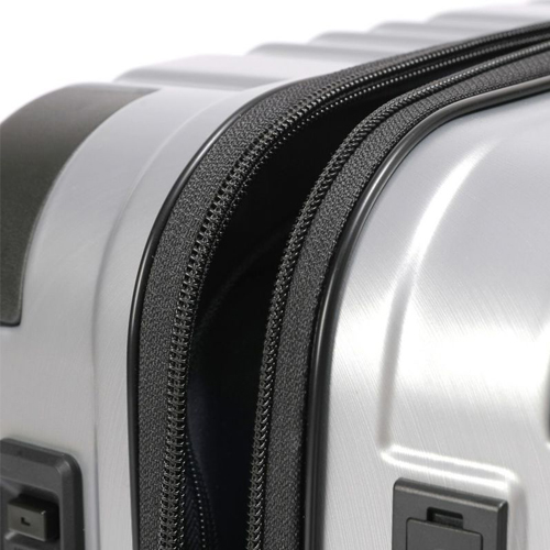 ※画像は色違いです。\nメインファスナーは通常のファスナーよりも3倍の強度を誇るYKK製のダブルコイルファスナーを採用し、セキュリティ性を高めています。