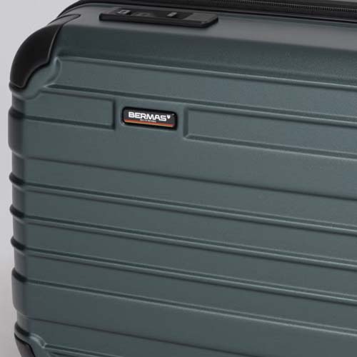 メイン素材には強度と弾力性を兼ねそなえ耐衝撃性に優れたポリカーボネートを採用\n※本商品はブラックです。