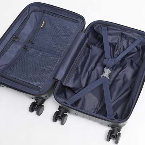 視認性をアップさせつつ上品さを表現したネイビー色の内装生地