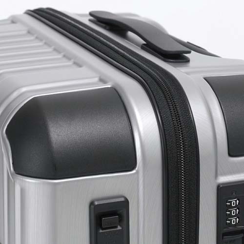 ファスナーはYKK製の「Woven in tough zipper」を採用