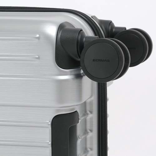 新素材「Lisof」を使用したストッパー付きの60mm静音キャスターを採用