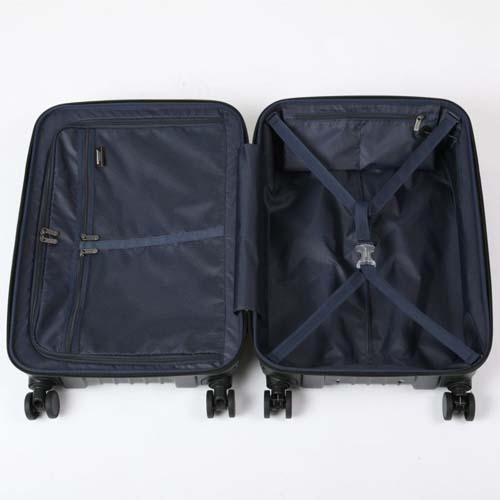 内装には小物が仕分けしやすく便利なメッシュポケット、荷崩れ防止のクロスベルト（長さ調節可能）付属。