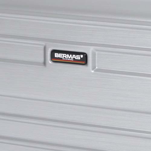 メイン素材には強度と弾力性を兼ねそなえ耐衝撃性に優れたポリカーボネートを採用\n※本商品はブラックです。