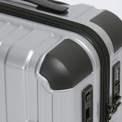 最も衝撃のかかるコーナー部分にはコーナーパッド＋強度を高めるＣ面デザインを採用\n※本商品はブラックです。