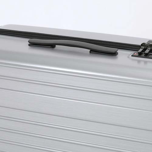 横持ちに便利なサイドハンドルを搭載\n※本商品はブラックです。