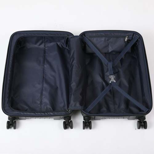 内装には小物が仕分けしやすく便利なメッシュポケット、荷崩れ防止のクロスベルト（長さ調節可能）付属。