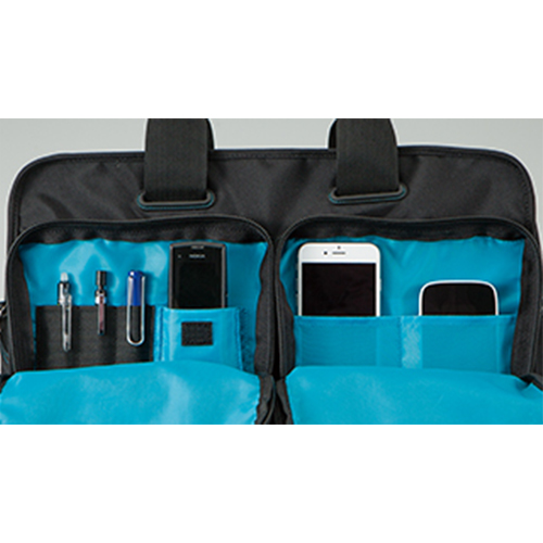 バッグ前面のフロント収納部には、2つのスマートフォンポケットやペンホルダーを装備し、収納物を細かく整理できます。