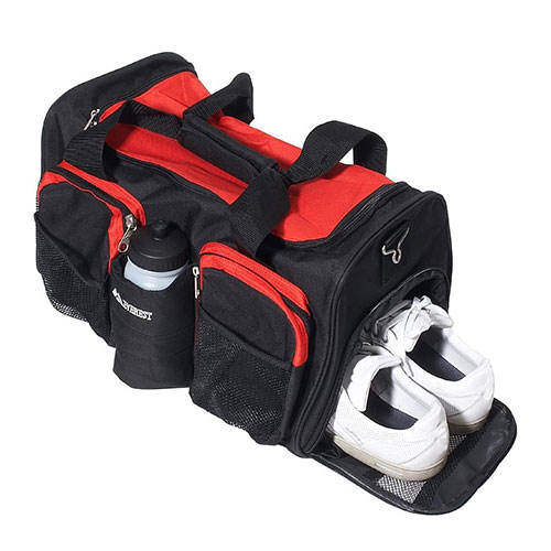 側面にシューズや濡れた荷物を収納できるポケット付のスポーツボストンバッグです。※本体は黒色です。