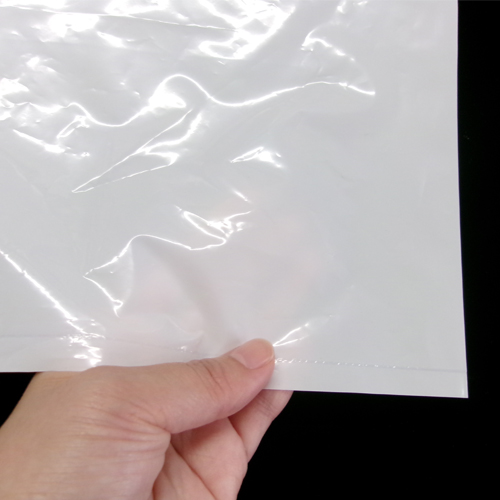 中身がわかりにくい白半透明色です。