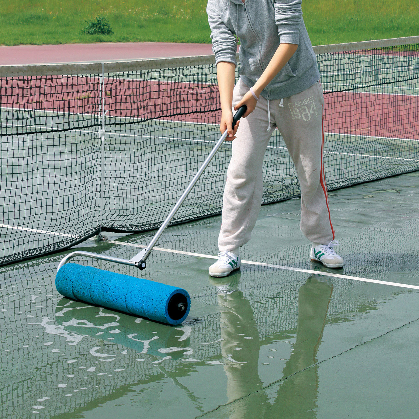 水溜りの上を転がし、スポンジローラーに水をまんべんなく吸い込ませます。