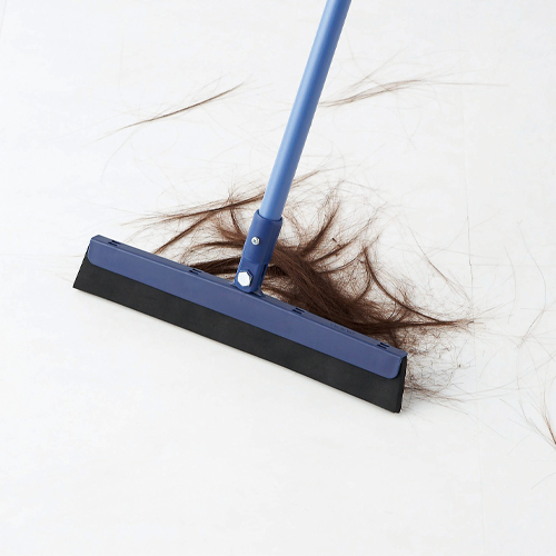 床とのすき間が無く髪の毛などもより確実に清掃、理美容サロンなどの床掃除に