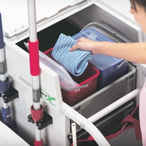 専用バケツ（別売）でオフロケーション清掃にも対応。モップ糸やクロスなどを分別して衛生的に収納できます。