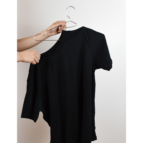 上から入れても首元が伸びず、下から通すより素早くかけられます。