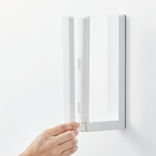 ストッパーを引き出してペーパーロールをセットするだけ