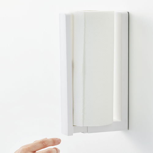 ストッパーを引き出してペーパーロールをセットするだけ