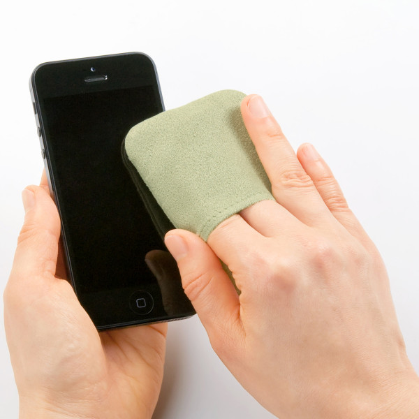 軽く拭くだけで指紋や油膜汚れをきれいに落とします。