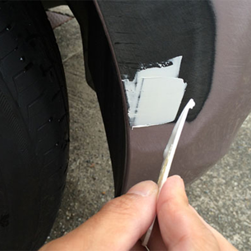 混ぜ合わせたパテを補修部分に付属のヘラで塗りつけます。