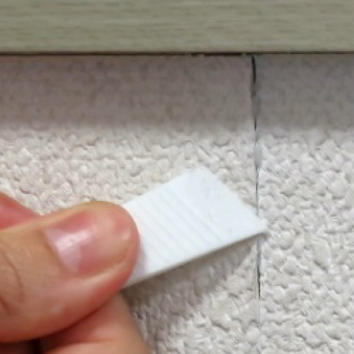 付属のヘラで密着します。