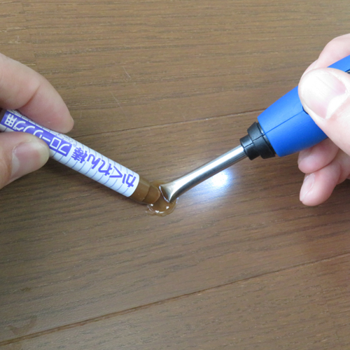 コテ先で溶かしながら、キズの箇所だけに盛りあがるように流し込みます。