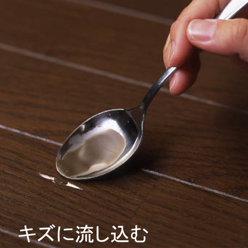 固まらないうちにキズに流し込みます。