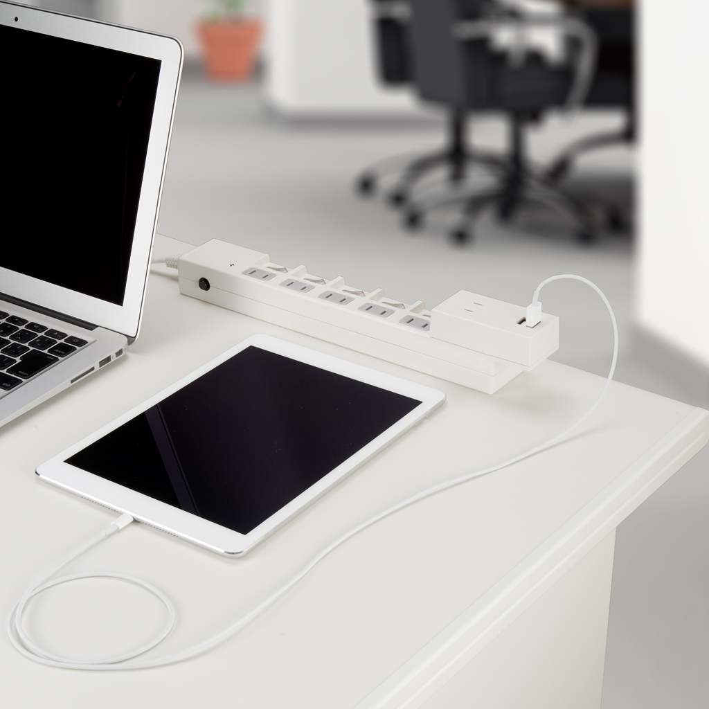 スマートフォンなどのデジタル機器に直接充電が可能なUSBポート付き