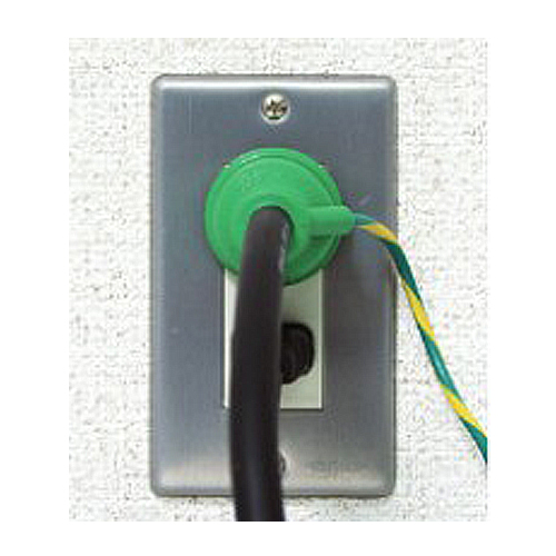 お手持ちの防雨型の工具や延長コードにつなぐだけで、野外でも安心使用